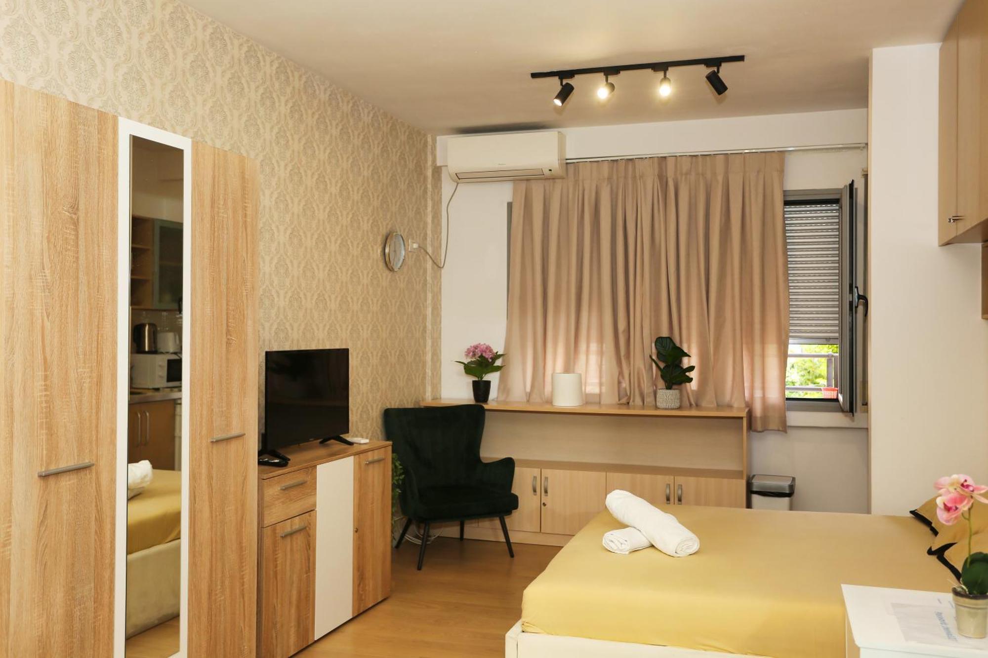 Cozy Apartment Near Square 21 Tirana Buitenkant foto